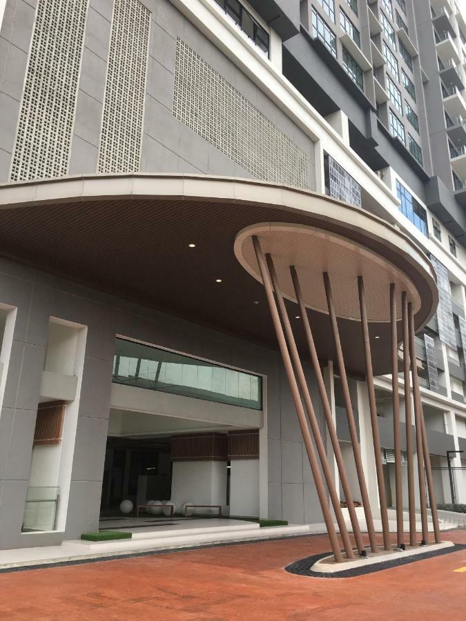 Ioi Conezion Iman'S Home With Pool View Unit Путраджая Екстериор снимка